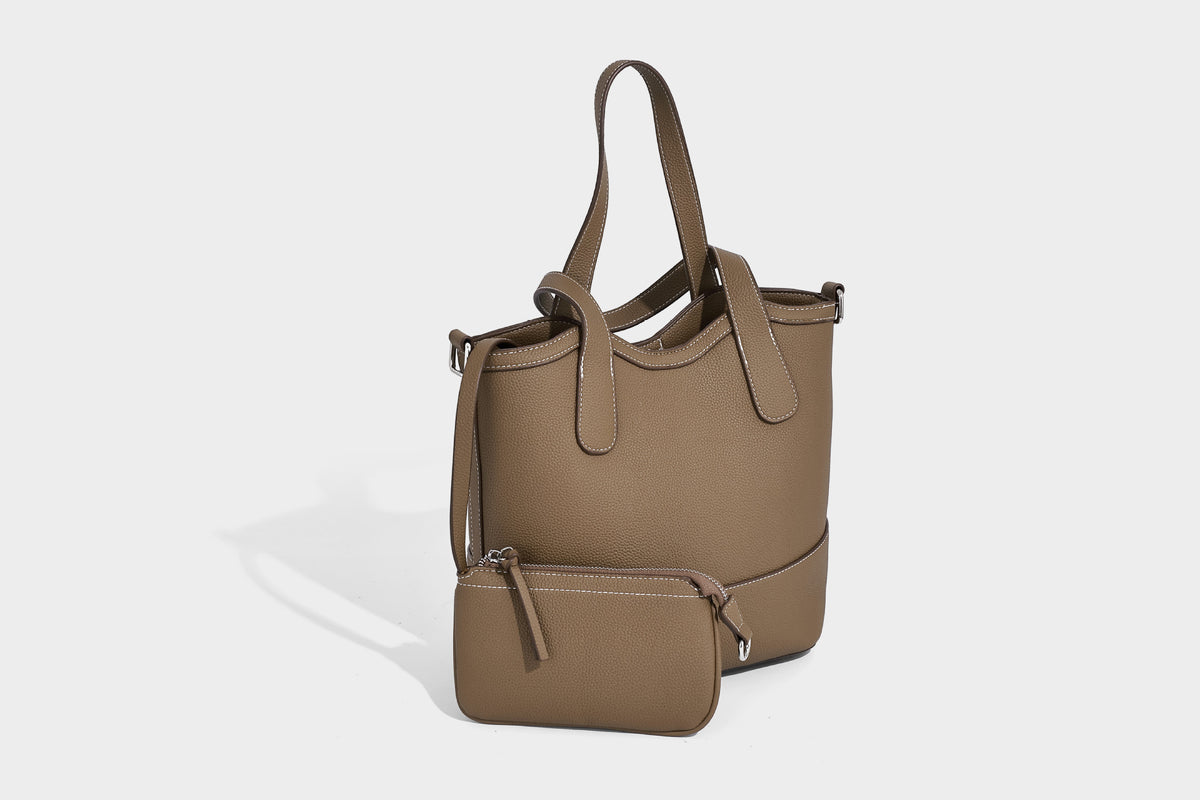 Formstabiler Shopper mit genarbter Oberfläche in Karamellbraun, zwei Henkeln, abnehmbarem Crossbody-Riemen und abnehmbarem Reißverschluss