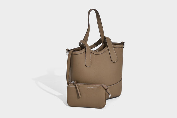 Formstabiler Shopper mit genarbter Oberfläche in Karamellbraun, zwei Henkeln, abnehmbarem Crossbody-Riemen und abnehmbarem Reißverschluss