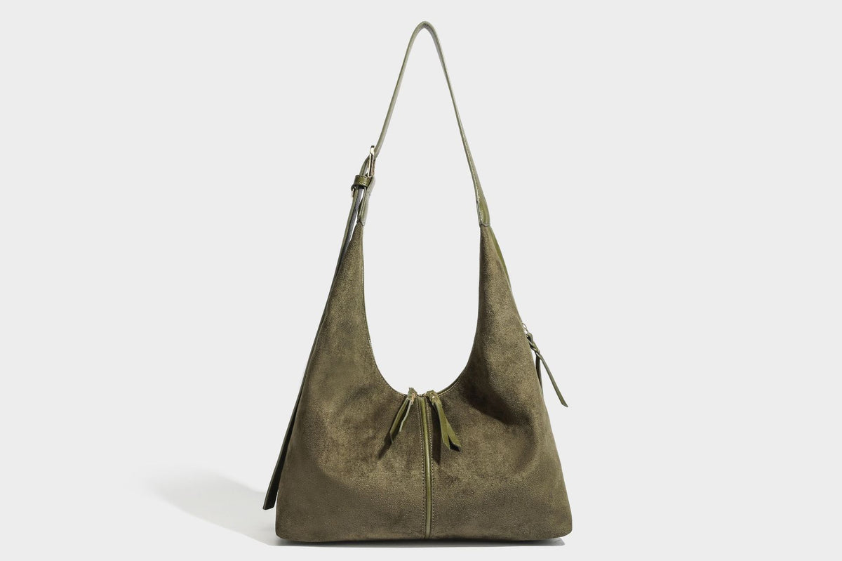 Lässig fallende Hobo-Schultertasche mit strukturierter Wildlederoptik, Reißverschluss oben, Quasten-Zippern und goldfarbenem, verstellbarem
