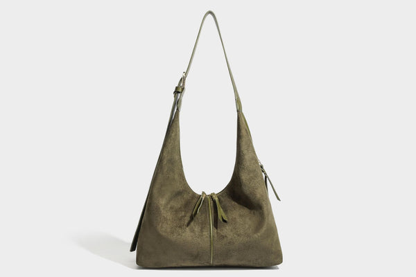 Lässig fallende Hobo-Schultertasche mit strukturierter Wildlederoptik, Reißverschluss oben, Quasten-Zippern und goldfarbenem, verstellbarem