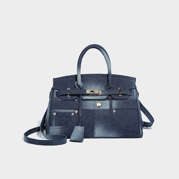Strukturierte Patchwork-Henkeltasche aus gewaschenem Denim mit gerollten oberen Henkeln, Klappe mit Drehverschluss, aufgesetzten Frontfächern und, Detail