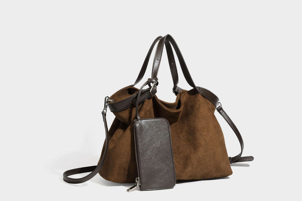 Große, weich fallende Tote aus Wildlederoptik in warmem Braun mit dunklen glatten Besätzen, zwei Tragegriffen, abnehmbarem Reißverschluss-Etui und, Detail