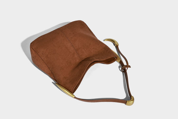 Beige-braune Hobo-Schultertasche mit lässiger Silhouette, matter Veloursleder-Optik, goldfarbenen halbmondförmigen Beschlägen und schmalem Schulterriemen, Detailaufnahme