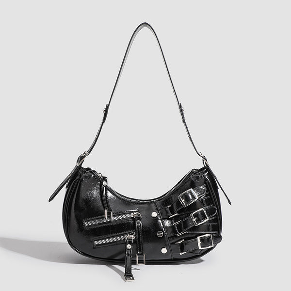 Glänzende schwarze Crescent-Hobo-Schultertasche mit übereinander angeordneten Gürtelschnallen, silberfarbenen Nieten und zwei vorderen Reißverschlusstaschen, Detailansicht 6
