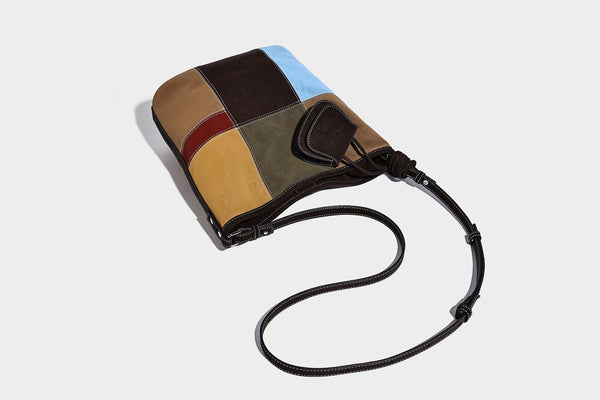 Weich fallende Patchwork-Bucket-Schultertasche mit Einsätzen in Dunkelbraun, Cognac, Senfgelb, Olivgrün, Rot und Hellblau sowie Kontrastnähten