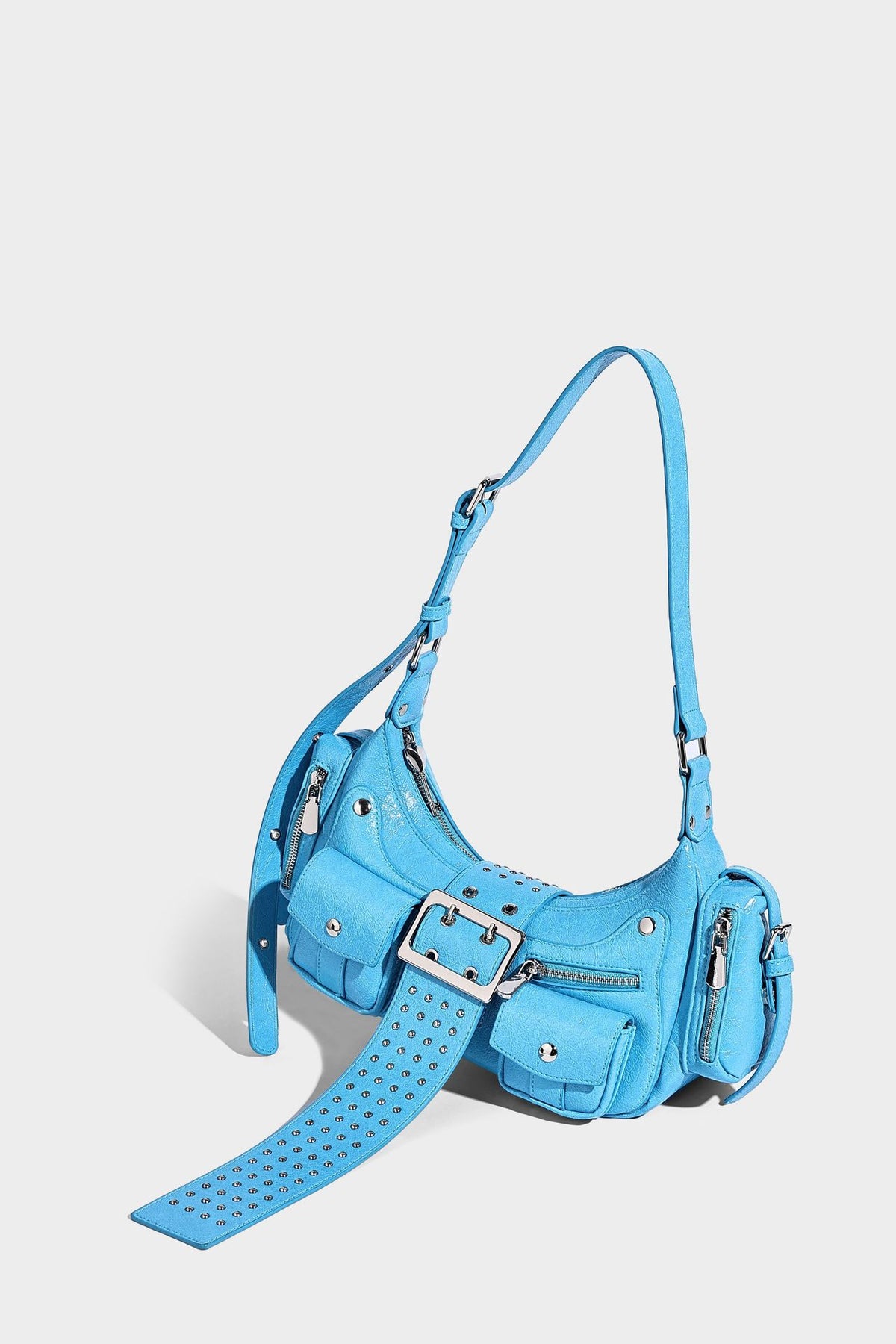 Halbmond-Schultertasche mit Nieten und Gürtelschnallen-Lasche, mehreren Vordertaschen und silberfarbenen Beschlägen, Detailansicht 18