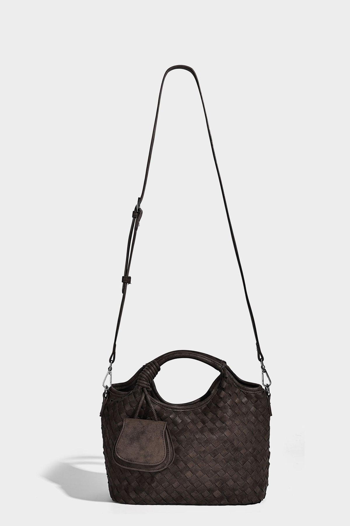 Wandelbare Tote-Schultertasche aus mattem Webmaterial mit geknoteten Tragegriffen, Vordertasche mit Klappe und abnehmbarem Schulterriemen, Detailansicht 32