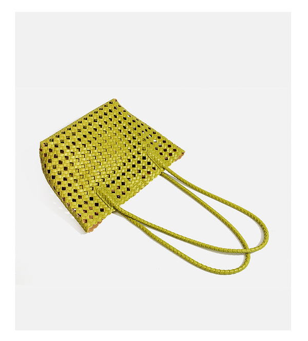 Chartreusefarbene Tote-Bag mit durchbrochenem Flechtmuster, langen geflochtenen Schulterriemen und gewelltem oberen Rand, Detailansicht 18