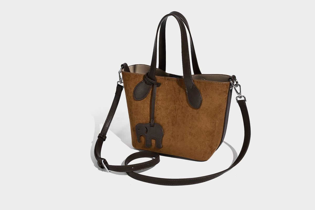 Kleine, strukturierte Tote-Handtasche in Wildlederoptik mit Elefantenanhänger, zwei oberen Tragegriffen und abnehmbarem Crossbody-Riemen, Detailansicht