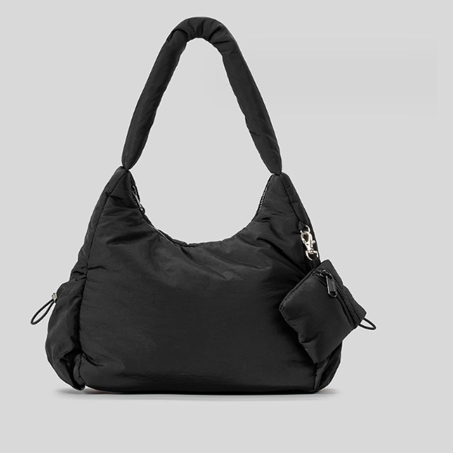 Olivgrüne, wattierte Nylon-Hobo-Schultertasche mit abnehmbarer Reißverschlusstasche und silberfarbenen Beschlägen, Detailansicht 2