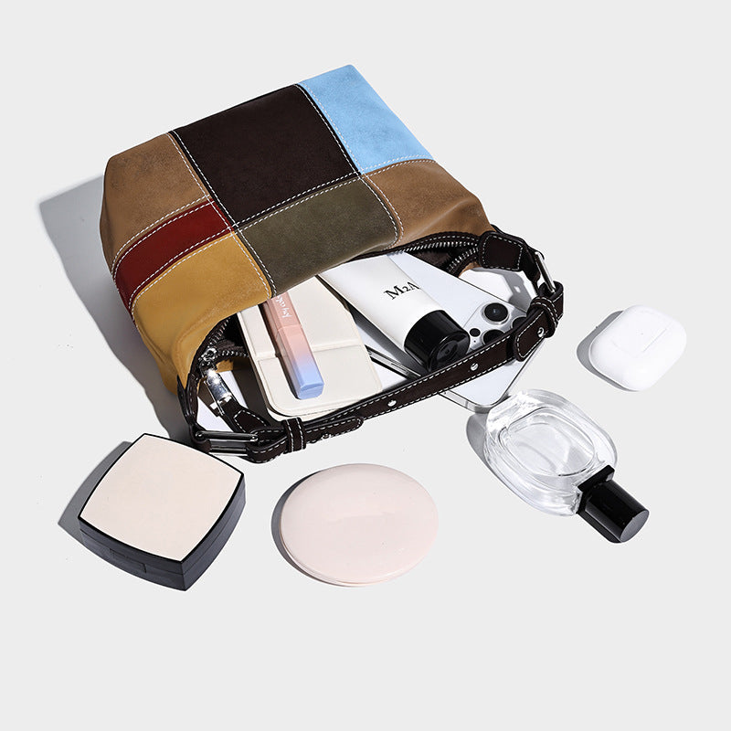Kompakte Patchwork-Schultertasche mit geknotetem dunklem Henkel, mehrfarbigen Einsätzen in Braun, Camel, Senfgelb, Oliv, Burgunderrot, Schwarz und
