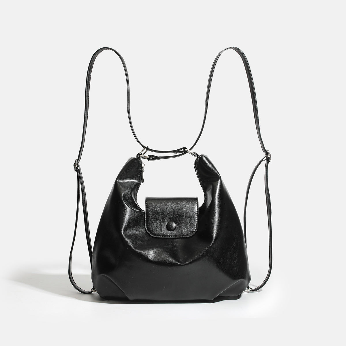 Lässig fallende Hobo-Schultertasche in glänzender Lederoptik mit vorderer Klappentasche und Druckknopf sowie silberfarbenen Metallbeschlägen, Detailansicht 3