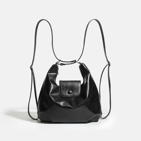 Lässig fallende Hobo-Schultertasche in glänzender Lederoptik mit vorderer Klappentasche und Druckknopf sowie silberfarbenen Metallbeschlägen, Detailansicht 3