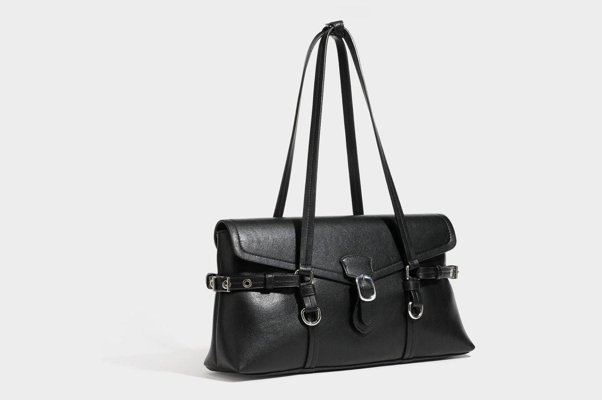 Strukturierte rechteckige Schultertasche mit Überschlagverschluss, vorderem Schnallengurt-Detail und ringförmigen Beschlägen in