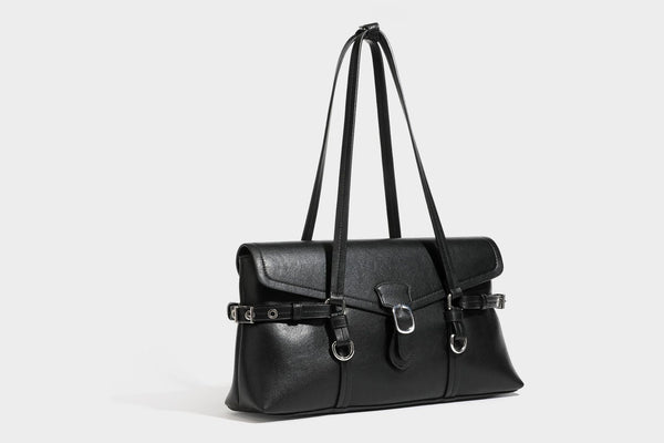 Strukturierte rechteckige Schultertasche mit Überschlagverschluss, vorderem Schnallengurt-Detail und ringförmigen Beschlägen in