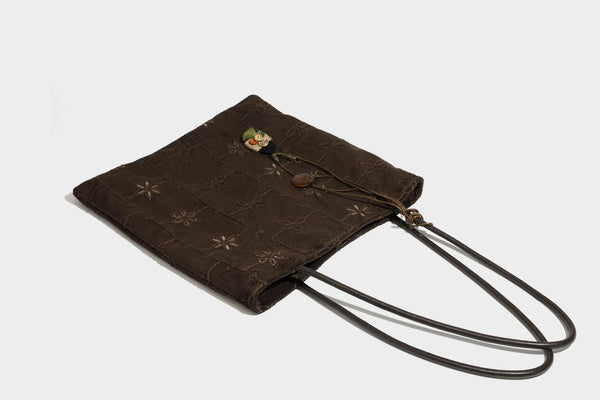 Große, weich fallende Tote-Bag in Dunkelbraun und Wildlederoptik mit Ton-in-Ton-Blumenstickerei im Gittermuster und schmalen Trägern in Lederoptik