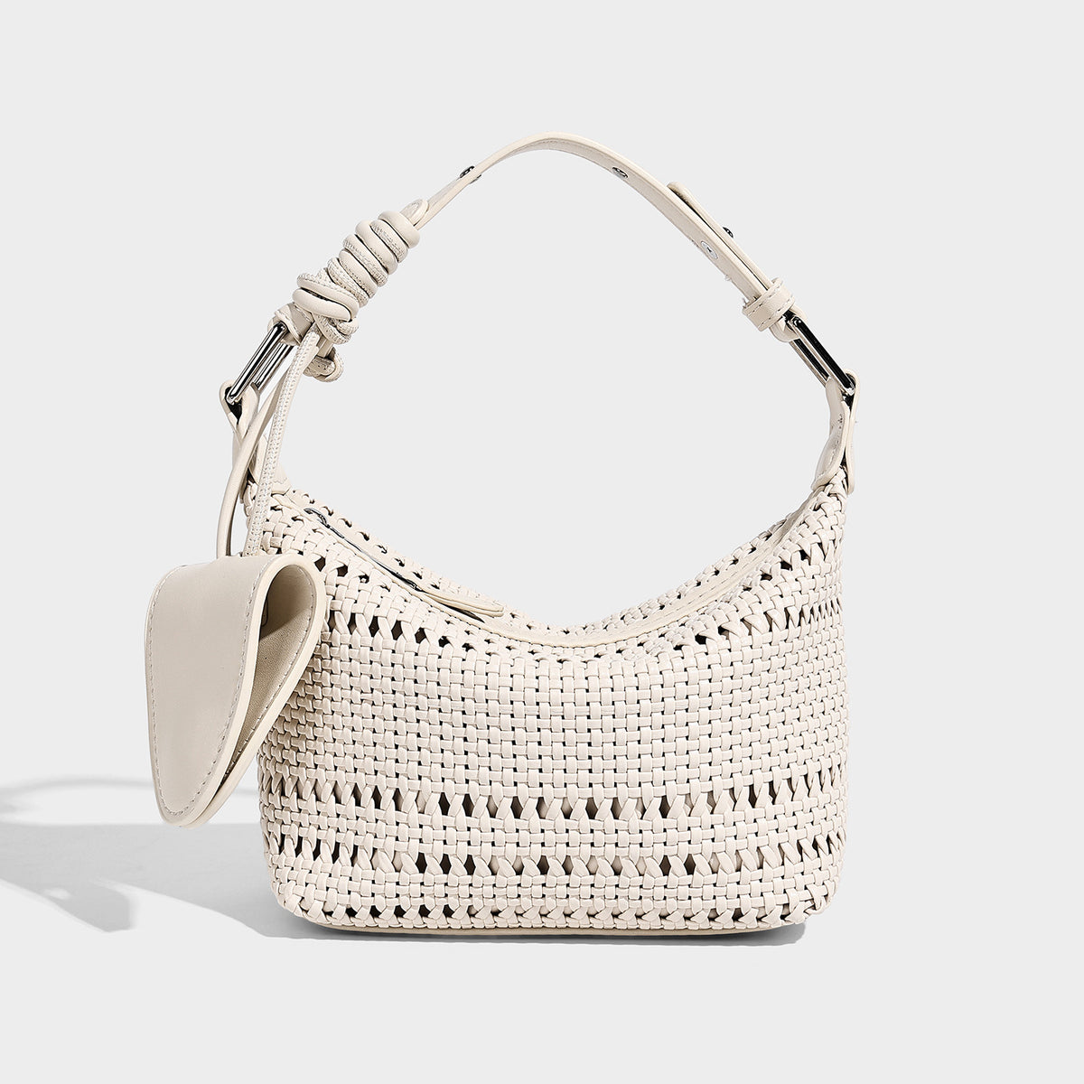 Kleine geflochtene Crossbody-Tasche mit durchbrochenem Muster, Reißverschluss oben, Lederoptik-Absetzung und verstellbarem Riemen, Vorderansicht