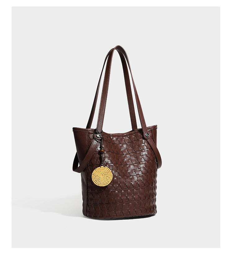 Shopper-Schultertasche im Bucket-Stil mit Webstruktur in Lederoptik, rundem Anhänger und langen doppelten Trägern, Detailansicht 13