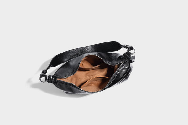 Weich fallende Hobo-Schultertasche mit glänzender Crinkle-Oberfläche, Reißverschluss oben und verstellbarem Riemen, Detailansicht 26