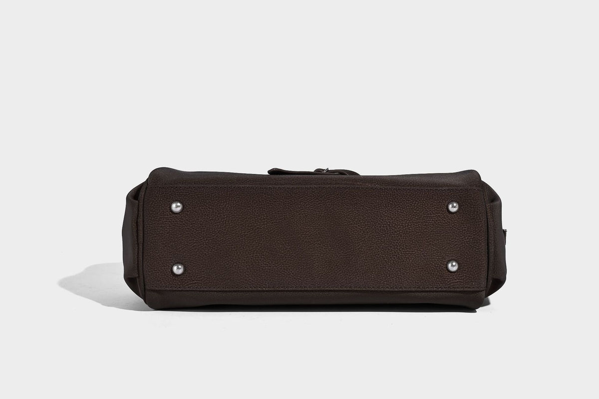 Strukturierte, matt genarbte Henkeltasche mit umlaufendem Riemen mit Ringbeschlägen, zwei Tragegriffen und abnehmbarem Crossbody-Riemen