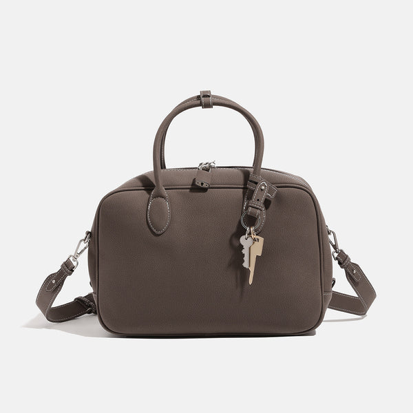 Strukturierte, rechteckige Henkeltasche mit matter, genarbter Oberfläche, zwei gerollten Henkeln, silberfarbenen Reißverschlussbeschlägen und