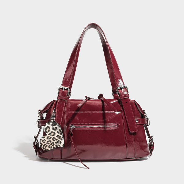Strukturierte Schultertasche in glänzender Lederoptik mit abgerundeter Form, silberfarbenen Beschlägen, vorderer Reißverschlusstasche und Leopardenmuster