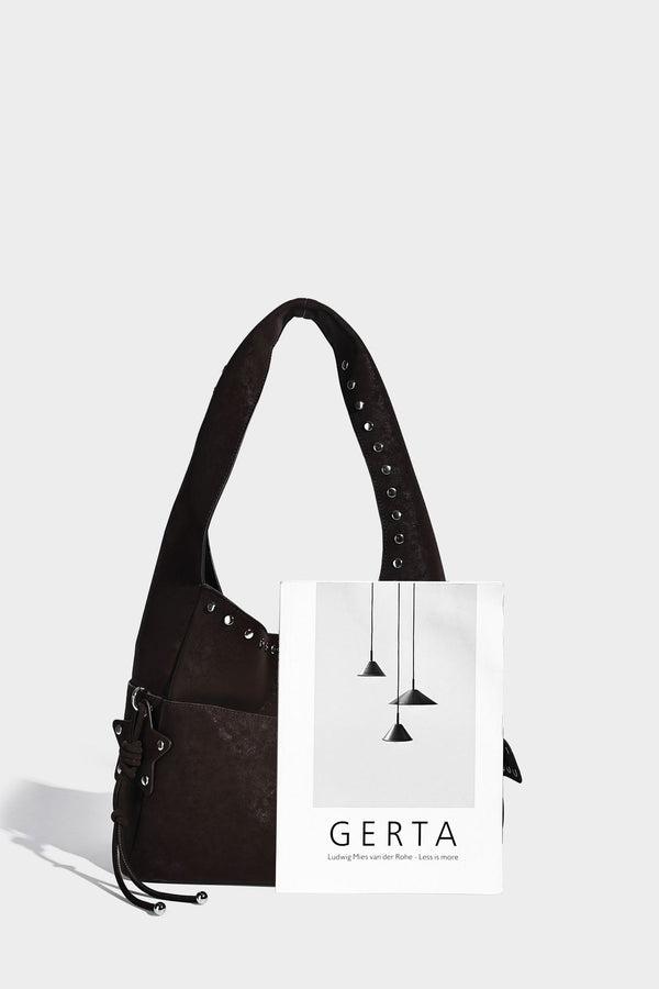 Lässige Hobo-Schultertasche in dunkelbrauner, matter Wildlederoptik mit silberfarbenem, nietenbesetztem Riemen und seitlichem Kordelzug