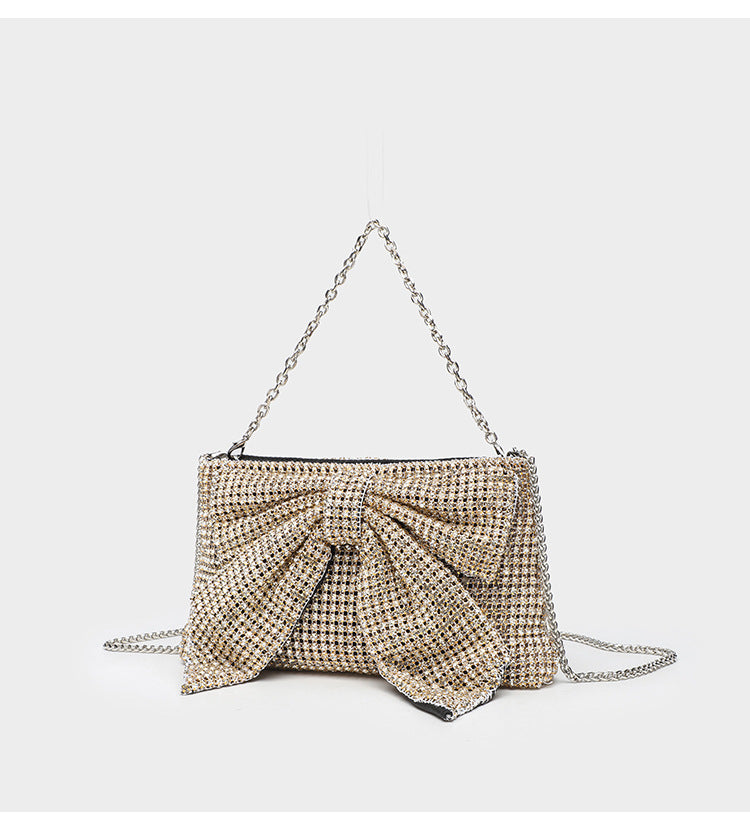 Kleine rechteckige, mit Strasssteinen besetzte Schleifen-Clutch zum Umhängen mit silberfarbener Kettenriemen, Detailansicht 14