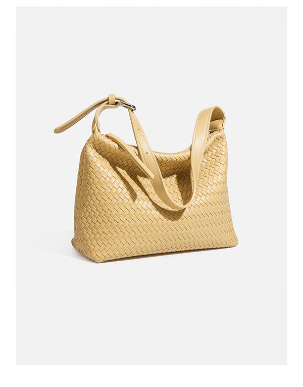 Kompakte gewebte Hobo-Schultertasche mit Reißverschluss oben, silberfarbenem Ringbeschlag und lederähnlicher Außenfläche mit Flechtstruktur, Detail