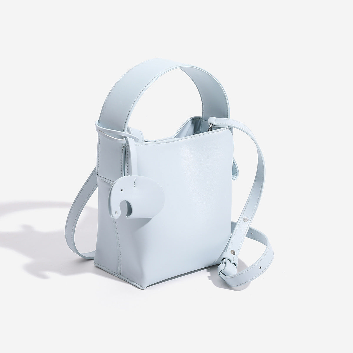 Mini-Bucket-Tasche mit strukturierter Form aus glatter, matter eisblauer Lederoptik, gewölbtem Tragegriff und abnehmbarem Crossbody-Riemen