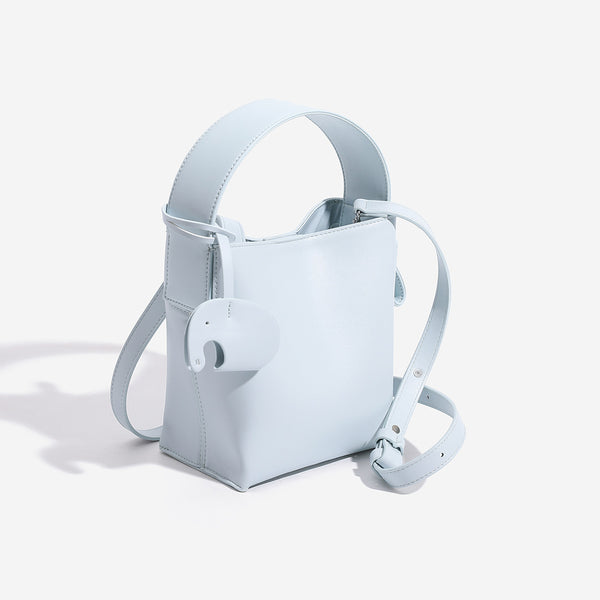 Mini-Bucket-Tasche mit strukturierter Form aus glatter, matter eisblauer Lederoptik, gewölbtem Tragegriff und abnehmbarem Crossbody-Riemen