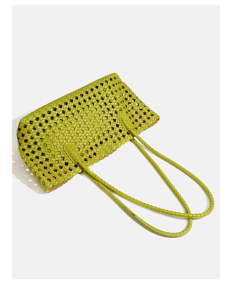 Limettengrüne Tote-Bag aus durchbrochenem Flechtmaterial mit langen, geflochtenen Schulterriemen und gewelltem oberen Rand, Detailansicht 13