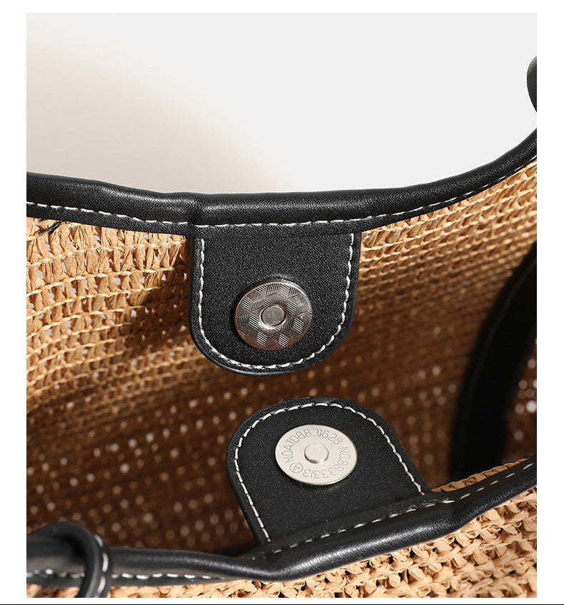 Hellbraune, geflochtene Tote-Bag in Bastoptik mit schwarzer Paspel in Lederoptik, langen Schulterriemen und Magnetverschluss, Detailansicht 12