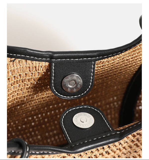 Hellbraune, geflochtene Tote-Bag in Bastoptik mit schwarzer Paspel in Lederoptik, langen Schulterriemen und Magnetverschluss, Detailansicht 12