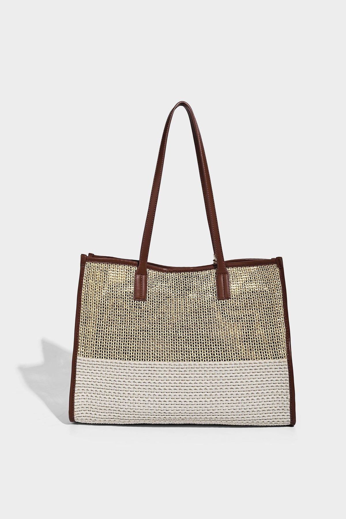 Große Tote-Bag aus grob geflochtenem Stroh in Beige und Creme mit dunkelbraunen Details in Lederoptik, langen Schulterriemen und einem mit Perlen verzierten