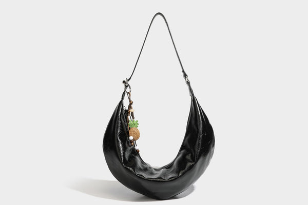 Lässig fallende Hobo-Schultertasche in Halbmondform mit glänzender, geknautschter Lederoptik, schmalem Riemen, silberfarbenen Ringbeschlägen und