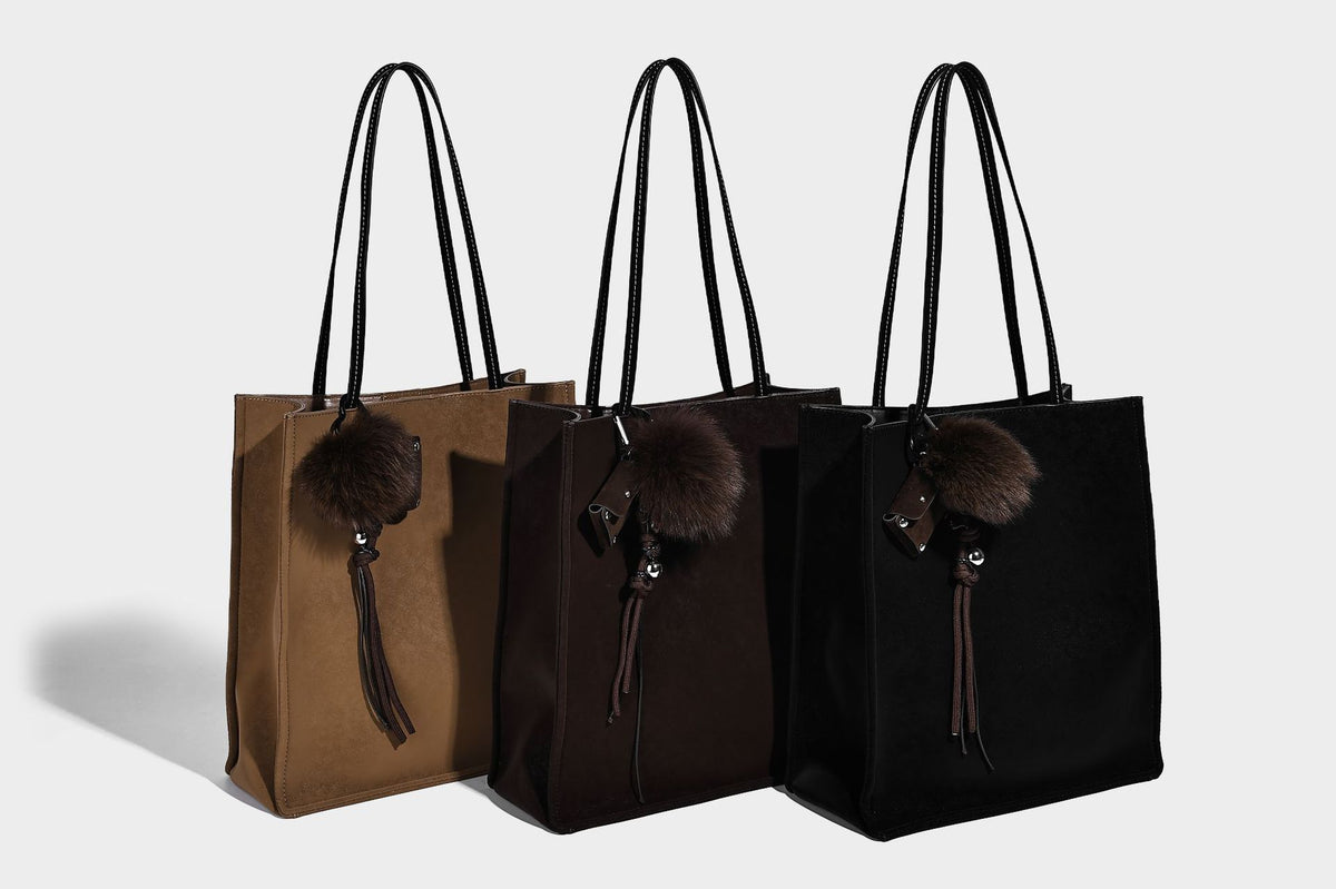 Hohe rechteckige Tote-Bag in matter Velourslederoptik mit zwei Schulterriemen und passender Reißverschlusstasche, Detailansicht 13