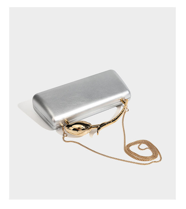 Formstabile, rechteckige Clutch mit Henkel in Rosenknospenform in Goldoptik und abnehmbarem Kettenriemen in Metallic-Optik, Detail