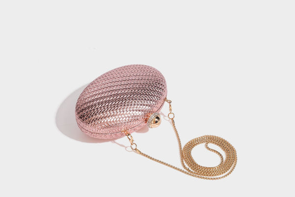 Kleine, ovale, metallisch gewebte Clutch mit juwelenbesetztem Bügelverschluss in Goldoptik und abnehmbarem Kettenriemen, Detailansicht 34