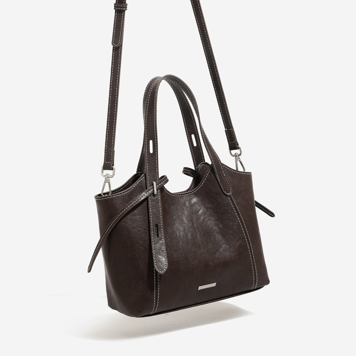 Strukturierte Tote-Bag aus Used-Lederimitat mit kontrastierenden Ziernähten, seitlichem Bindebanddetail, zwei Tragegriffen oben und abnehmbarem