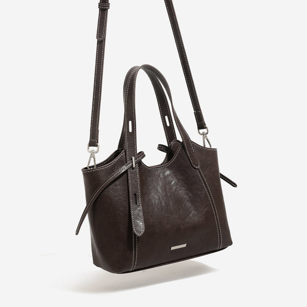 Strukturierte Tote-Bag aus Used-Lederimitat mit kontrastierenden Ziernähten, seitlichem Bindebanddetail, zwei Tragegriffen oben und abnehmbarem