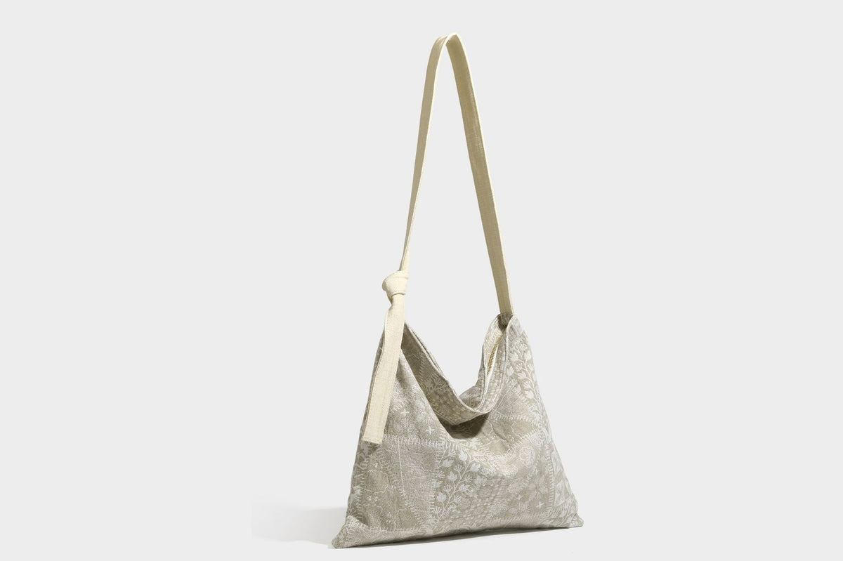 Weich fallende Hobo-Schultertasche aus Canvas mit botanischem Print, langem geknotetem Riemen und Reißverschluss oben, Detailansicht 33