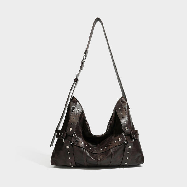 Lässige Hobo-Schultertasche mit glänzender Oberfläche in Lederoptik, silberfarbenen Nieten, Riemendetail mit Schnalle und Reißverschluss oben