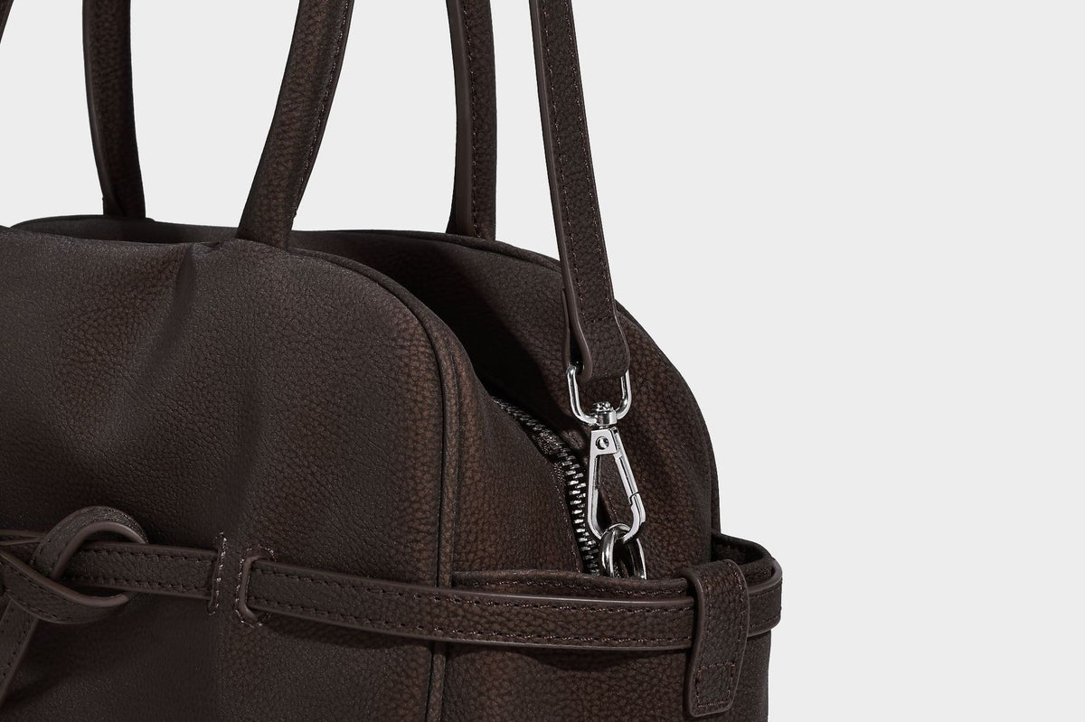 Strukturierte, matt genarbte Henkeltasche mit umlaufendem Riemen mit Ringbeschlägen, zwei Tragegriffen und abnehmbarem Crossbody-Riemen