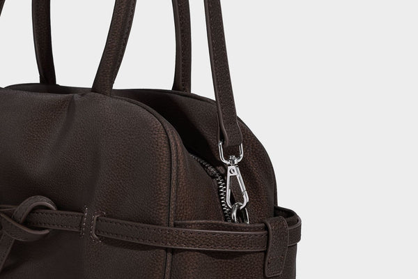 Strukturierte, matt genarbte Henkeltasche mit umlaufendem Riemen mit Ringbeschlägen, zwei Tragegriffen und abnehmbarem Crossbody-Riemen