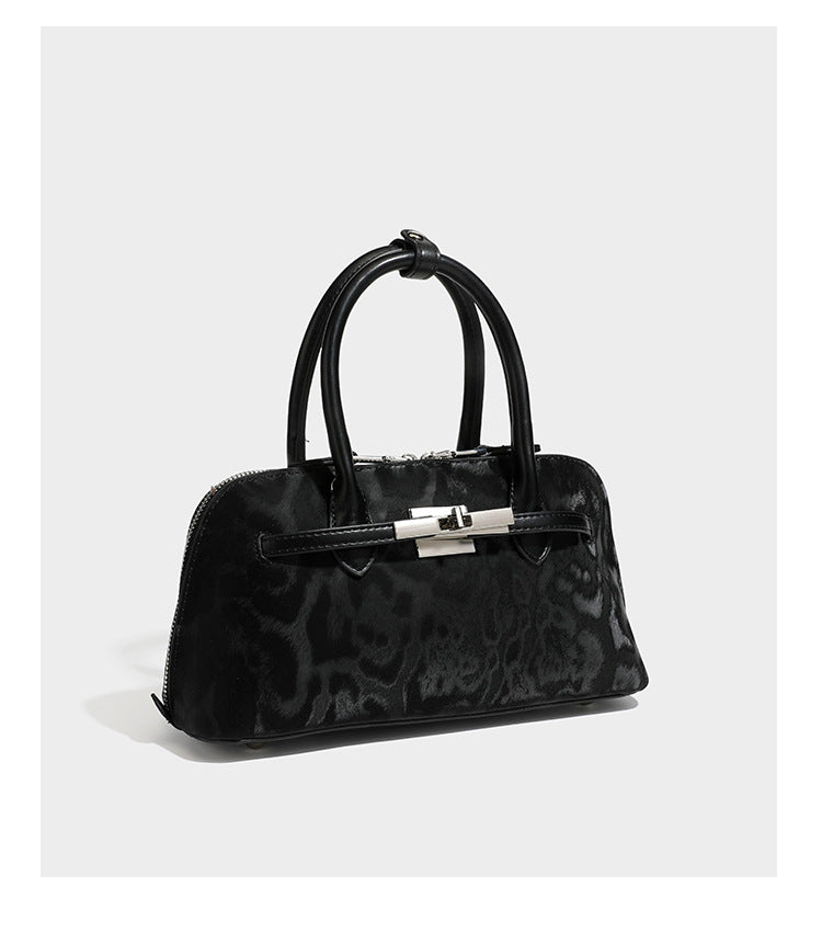 Strukturierte Henkeltasche mit tonal abgestimmtem Leopardenprint, Besatz in Lederoptik, gerollten Henkeln, vorderem Drehverschluss und