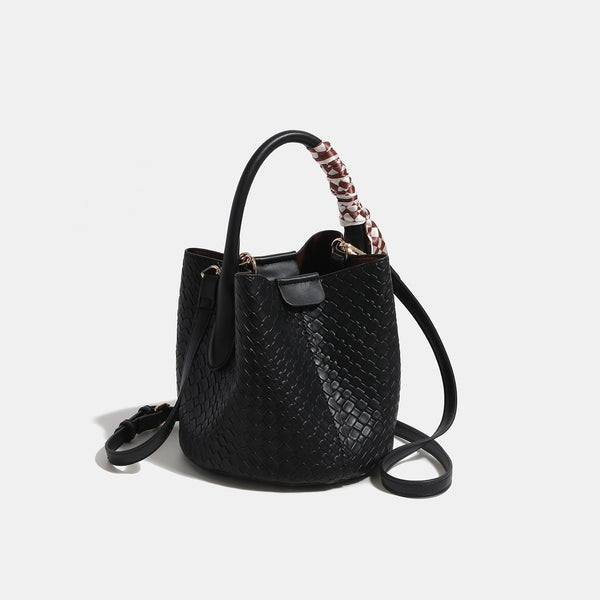 Geprägte Beuteltasche in Flechtoptik mit Druckverschluss, kurzem Tragegriff, kariertem Tuchdetail und goldfarbenen Metalldetails, Detailansicht