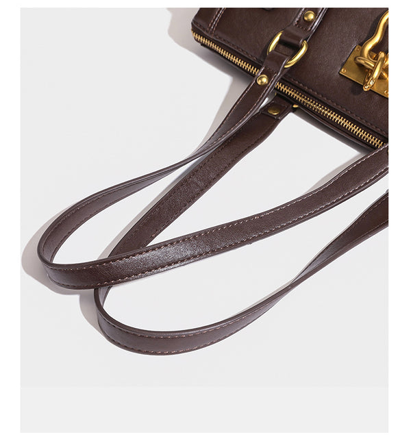 Strukturierte dunkelbraune Satchel-Tote in Lederoptik mit Ringverschluss in Antikgold-Optik, zwei Henkeln und seitlichem Riemen mit Schnalle