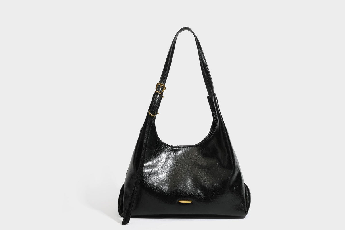 Locker fallende Hobo-Schultertasche mit offenem Oberteil aus glänzendem, geknautschtem Lederimitat in Dunkelbraun, mit schmalem verstellbarem Riemen und goldfarbenem