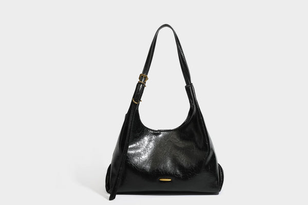 Locker fallende Hobo-Schultertasche mit offenem Oberteil aus glänzendem, geknautschtem Lederimitat in Dunkelbraun, mit schmalem verstellbarem Riemen und goldfarbenem
